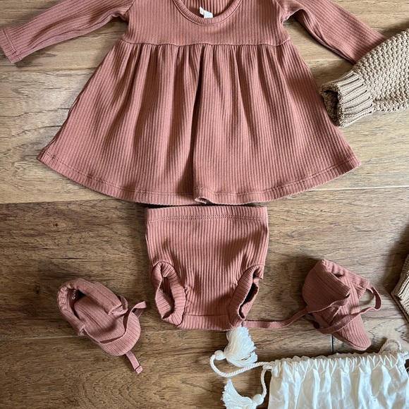 Girl’s Quincy Mae set w/ booties & Meebie Baby set. 3 Mos. Excellent condition - Picture 3 of 3